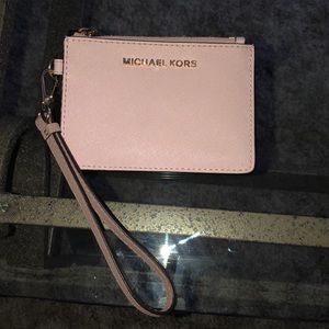 ✨Michael Kors mini wristlet✨